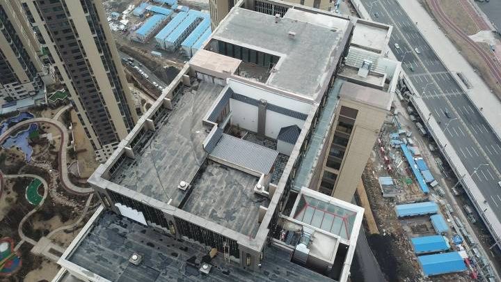 哈尔滨富力江湾新城5号楼一业主在40层楼的楼顶加盖了2层违建。受访者供图