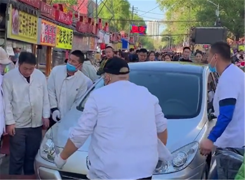标致307街头违停,直接挡道,众人直接抬车,无视车损情况