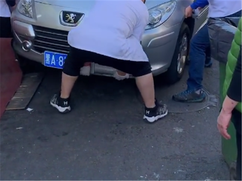 标致307街头违停,直接挡道,众人直接抬车,无视车损情况
