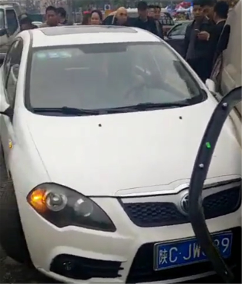 28万大众途昂出事故,看到车损那一刻,就知这车减配了!