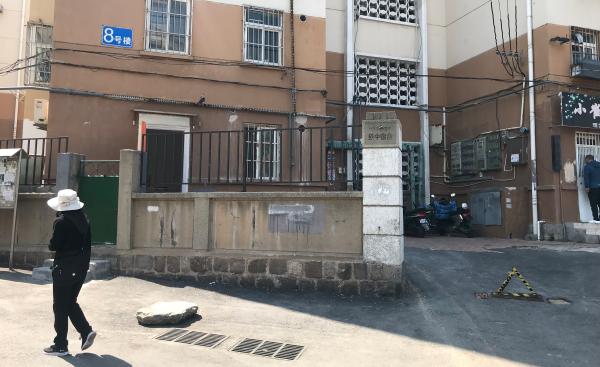 美泊门六月注册办公地是铁中宿舍,人去楼空。