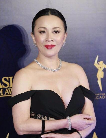 54岁刘嘉玲素颜晨跑,不化妆和普通老太太一样了