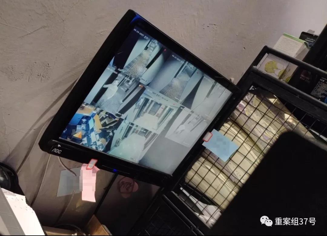 4月24日晚，花果园中央商务区3号楼一酒店监控显示，一名男子向客房散发招嫖卡片。新京报记者 王飞 摄