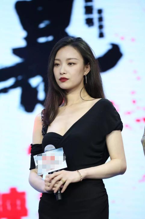 齐刘海倪妮被认成宋茜,她现在比撩开额头还美,但表情很赌气嚢塞