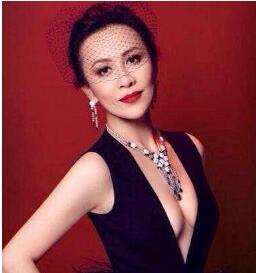 54岁刘嘉玲素颜晨跑,不化妆和普通老太太一样了