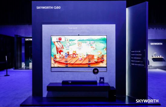 用户可通过远场语音交互，在Q80系列电视上查看、操控及管理全屋的Swaiot™