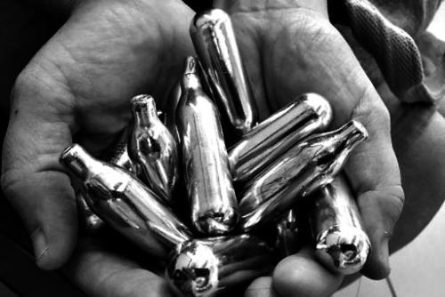 热点丨百度贴吧回应售卖笑气:已清理违规信息