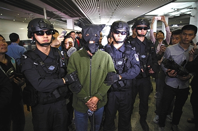 2017年1月6日,广州番禺“运钞车大劫案”嫌疑人陈恂敏被警方押解回广州。 法院供图