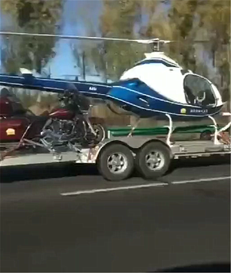 福特E450现高速 车尾拖直升机和40万哈雷!