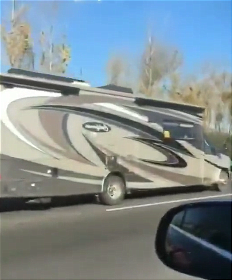 福特E450现高速 车尾拖直升机和40万哈雷!