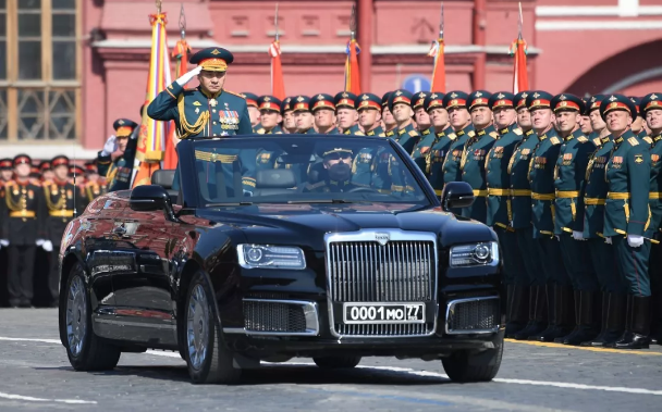 俄罗斯国防部长绍伊古在彩排中乘着“金色俄罗斯”敞篷检阅车。