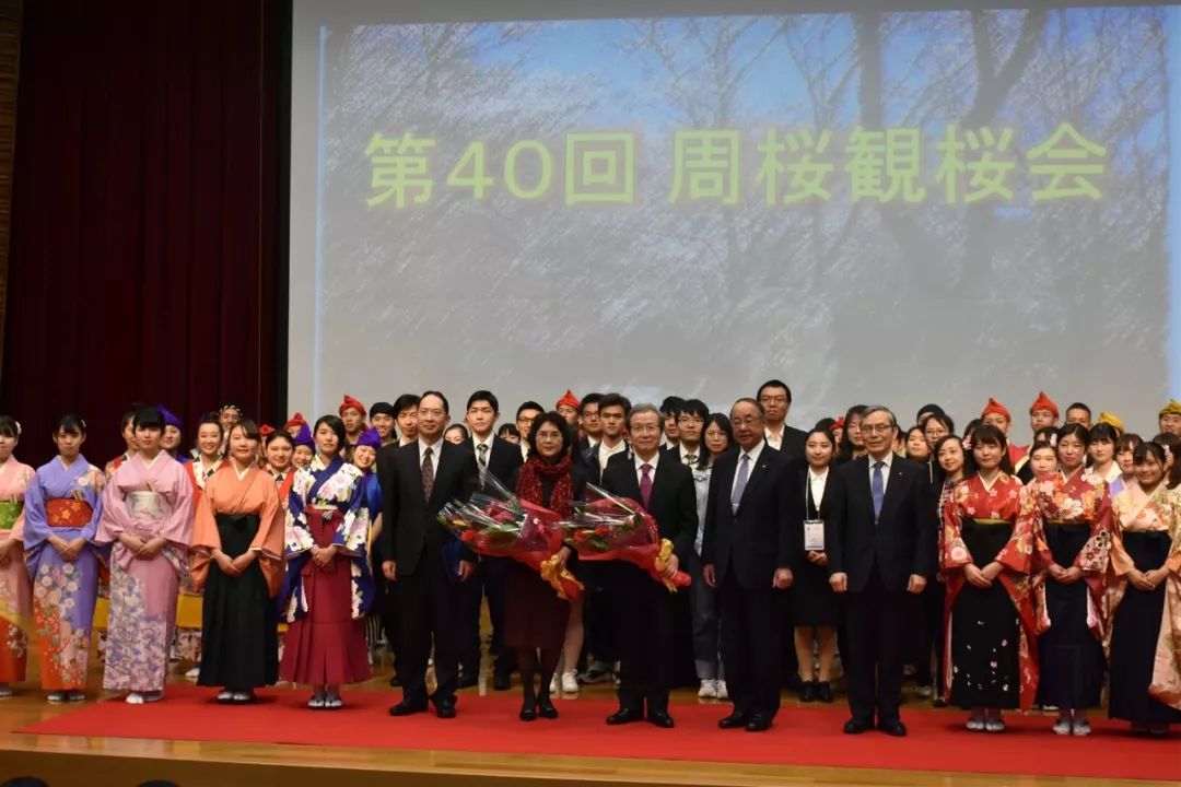 4月7日,驻日本大使程永华夫妇应邀出席创价大学第40次周樱赏樱会。 图源:中国驻日本大使馆官网
