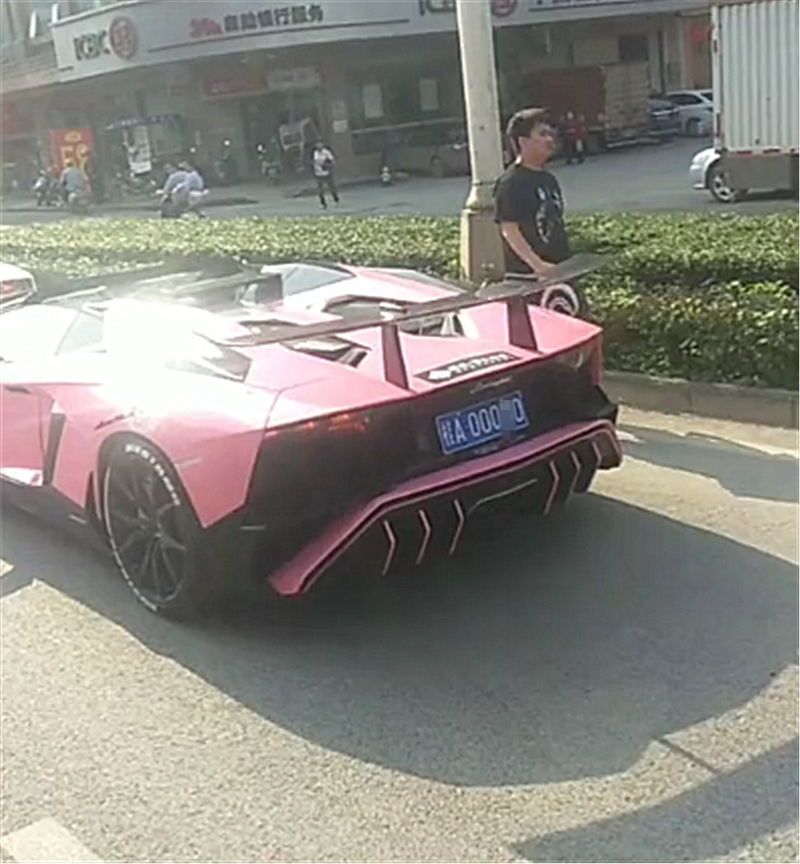 2台兰博基尼现广西街头,一台挂60万牌,另一台挂200万车牌