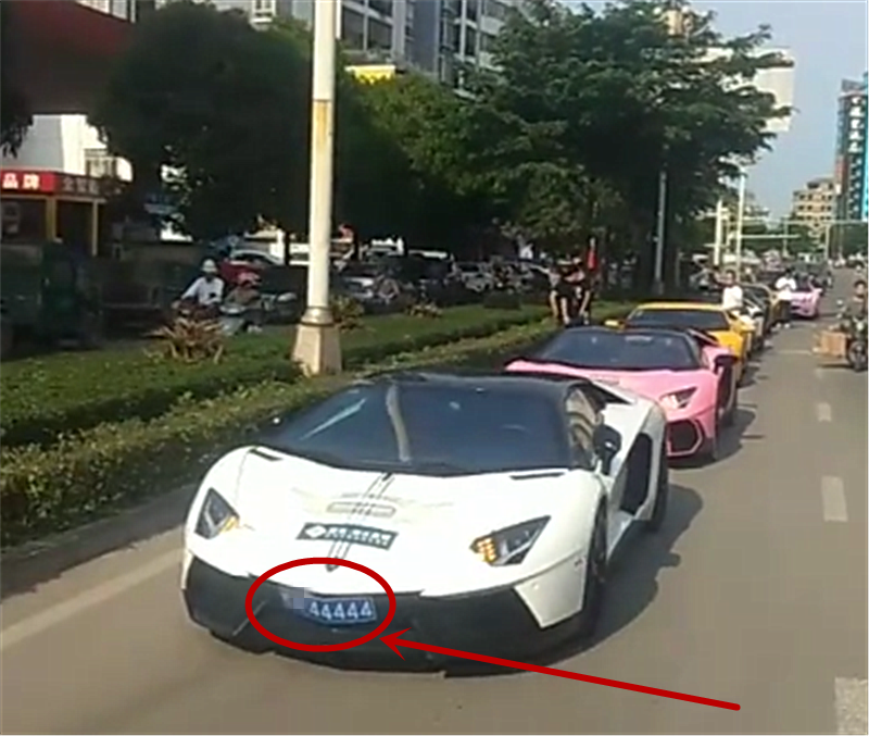 2台兰博基尼现广西街头,一台挂60万牌,另一台挂200万车牌