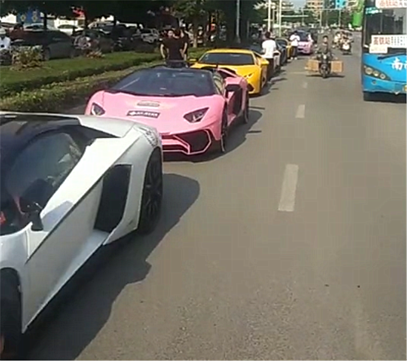 2台兰博基尼现广西街头,一台挂60万牌,另一台挂200万车牌