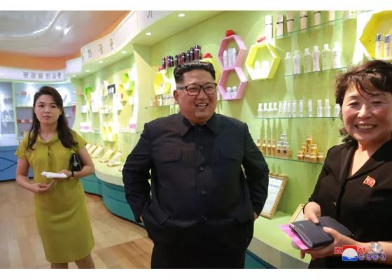 2018年7月,金正恩携夫人视察新义州化妆品工厂。图片来源:朝鲜《劳动新闻》