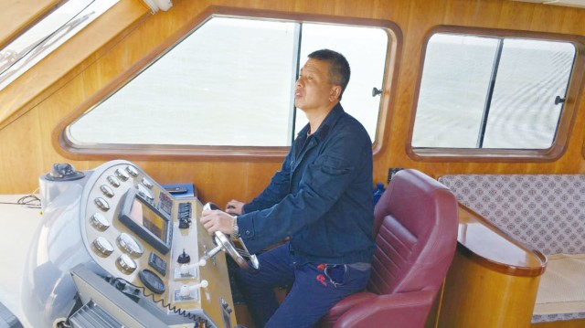 探访中国渔政37077船的船员生活|船员|渔 .