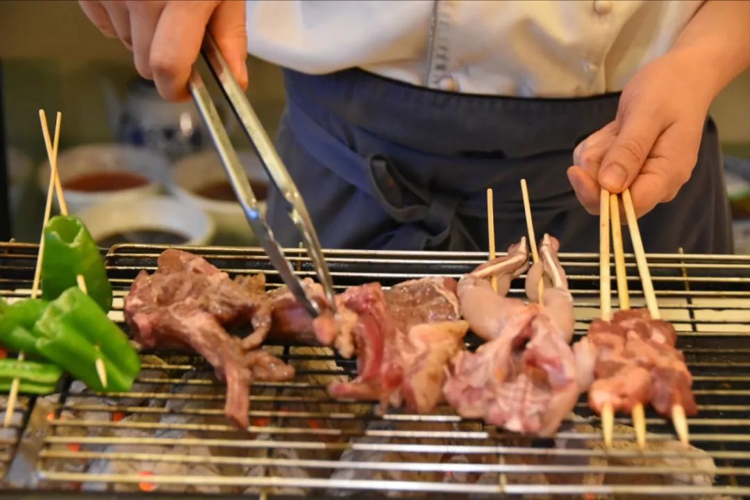 168/位陆家嘴爆出「西班牙铜锅小龙虾」!冰镇、蒜蓉、十三香…6种口味畅吃!大胃王也瑟瑟发抖! ¥168/位 陆家嘴爆出「西班牙铜锅小龙虾」!冰镇、蒜蓉、十三香…6种口味畅吃!大胃王也瑟瑟发抖!