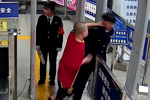 一名男子在北京地铁八通线梨园站安检机附近,无故殴打安检员,被警方行政拘留。来源:警方供图
