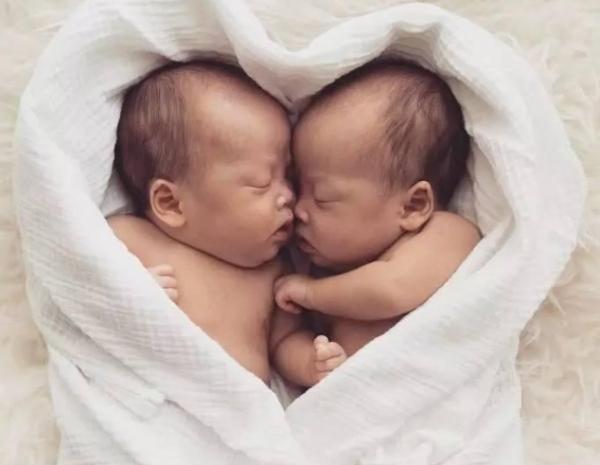 产妇怀上连体婴儿,却拒绝引产,孩子生下后,