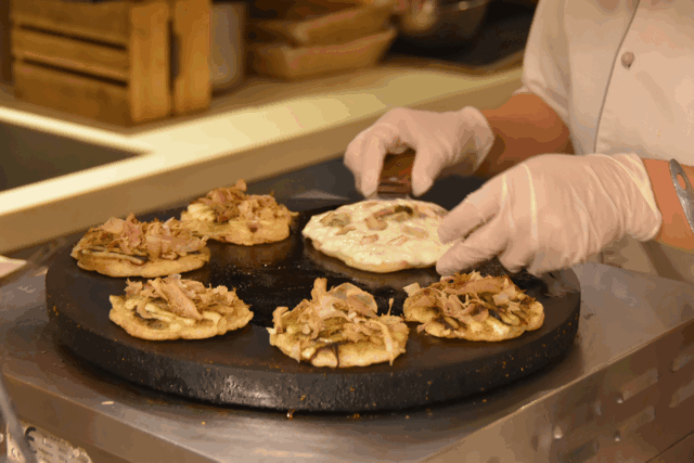 168/位陆家嘴爆出「西班牙铜锅小龙虾」!冰镇、蒜蓉、十三香…6种口味畅吃!大胃王也瑟瑟发抖! ¥168/位 陆家嘴爆出「西班牙铜锅小龙虾」!冰镇、蒜蓉、十三香…6种口味畅吃!大胃王也瑟瑟发抖!