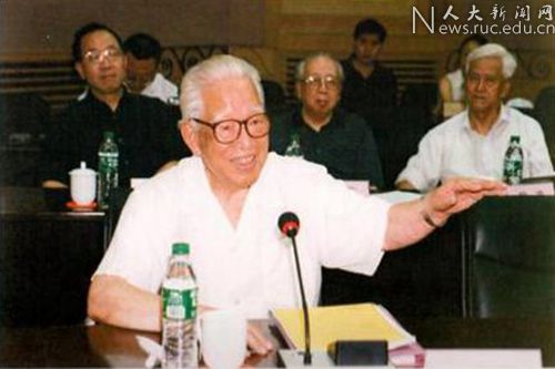 2002年7月8日，袁宝华在吴玉章奖金基金会委员会会议上讲话