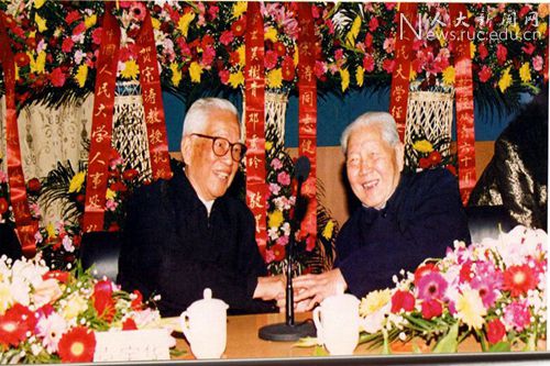 2000年12月25日，袁宝华向宋涛教授祝贺他从教60周年