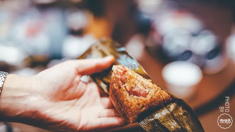 清香艾草甜粽!喷香蛋黄肉粽!粽子甜咸党再起纷争!郑州这家五星酒店给你最端午的粽子香! 清香艾草甜粽!喷香蛋黄肉粽!粽子甜咸党再起纷争!郑州这家五星酒店给你最端午的粽子香!