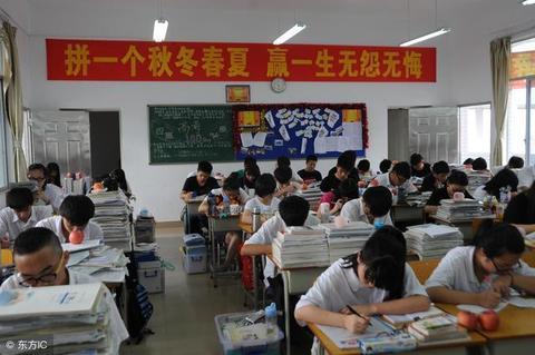 资料图:紧张备考中的高中生。(图源:东方ic)
