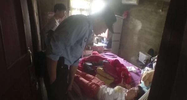警方现场调查时询问黎某。大足区公安局视频截图