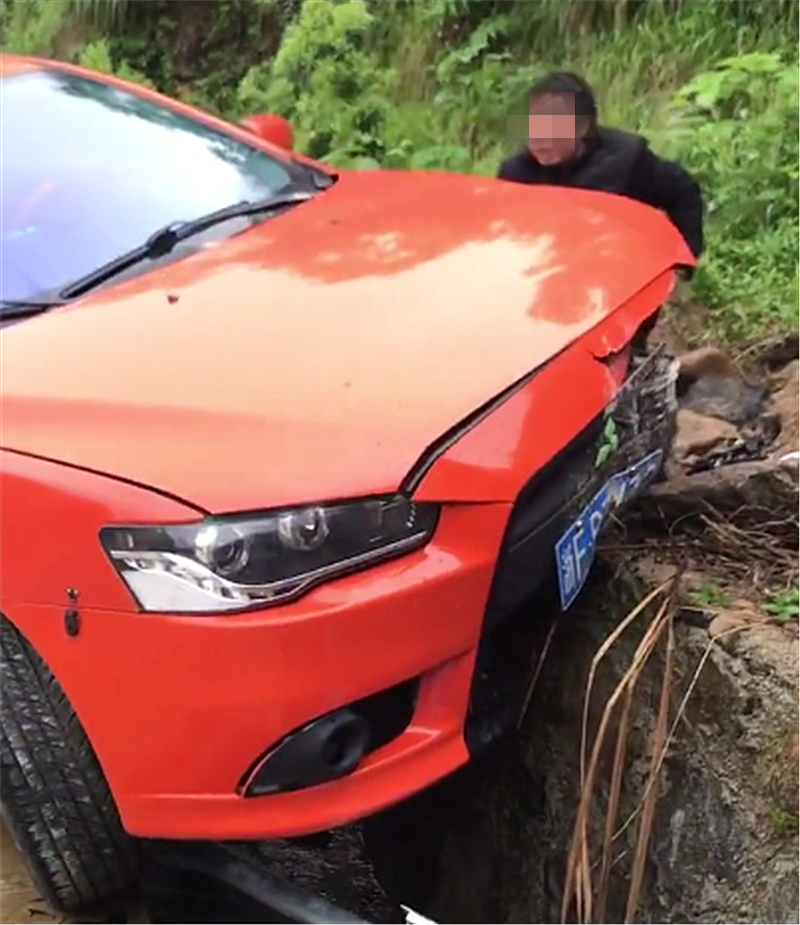 13万三菱翼神模仿AE86,进行“排水渠过弯”,结果撞了