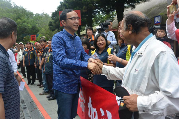 　有意争取2020提名的前新北市长朱立伦10日到苗栗参访，与支持者握手寒暄。（图片来源：台湾“中时电子报”）