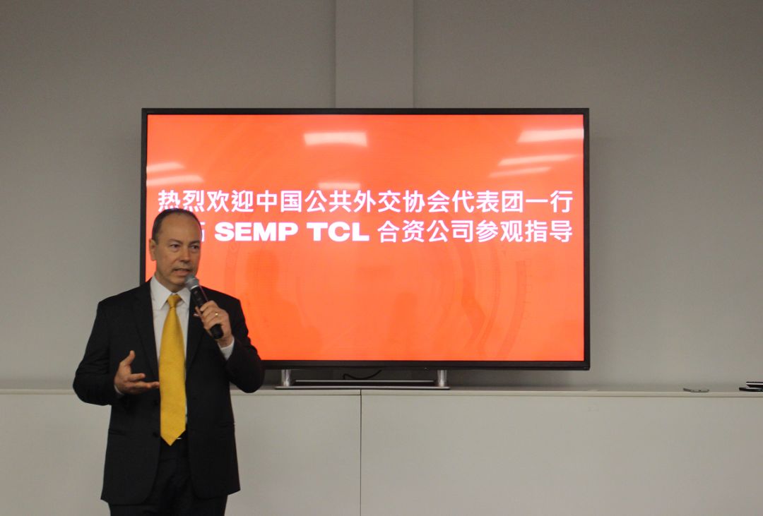 图为SEMP TCL合资公司CEO里卡多?弗雷塔斯介绍相关情况