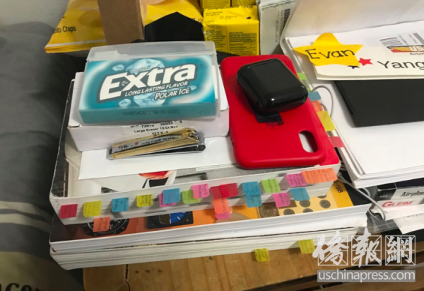 USAA航校中国学生颜洋生前的学习资料,同学们说他学习很好。侨报记者章宁摄