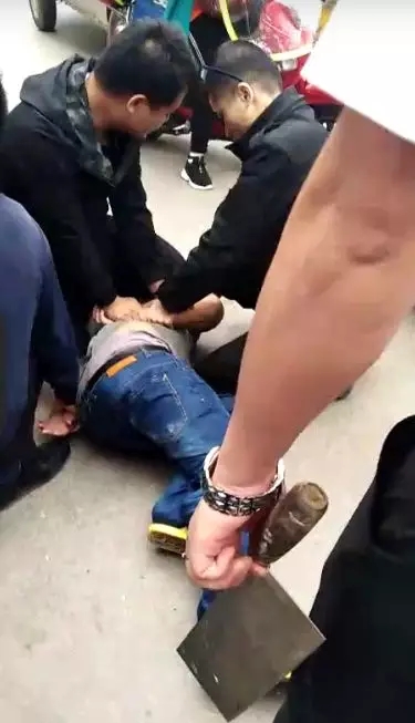 警方将砍人男子控制。 “南国早报”微信公众号 图