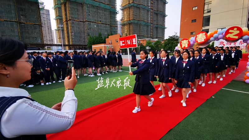 5月10日下午,盐城市初级中学康居路校区举行以"激扬青春 筑梦未来"为