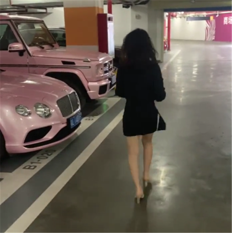 奔驰现车库，全车贴“粉色”，加价75万，女车主背影是亮点