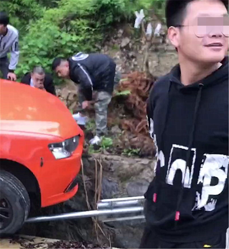 13万三菱翼神模仿AE86,进行“排水渠过弯”,结果撞了