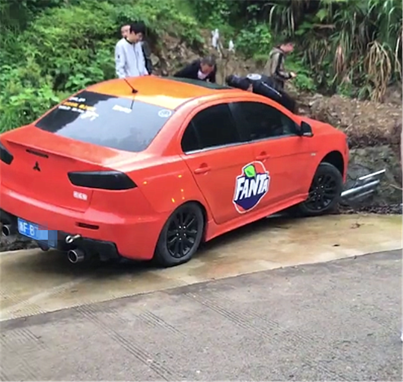 13万三菱翼神模仿AE86,进行“排水渠过弯”,结果撞了