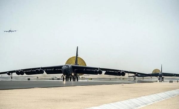 美空军B-52H战略轰炸机在卡塔尔乌代德空军基地降落