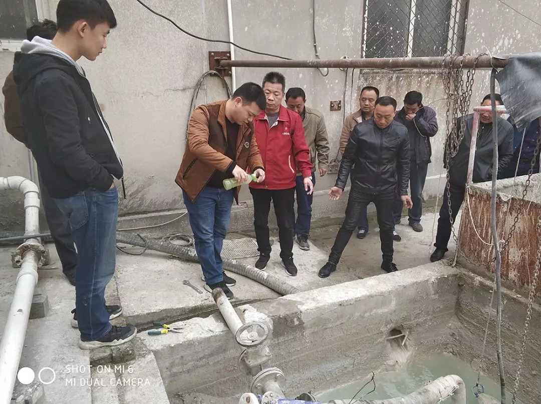 中央第三生态环境保护督察组在亳州市检查发现企业私设暗管排放生产废水。 微信公众号@生态环境部 图