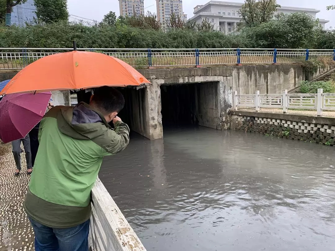 中央第三生态环境保护督察组在合肥市现场检查十五里河城区生活污水溢流问题。 微信公众号@生态环境部 图