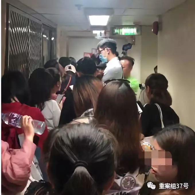 ▲环亚体检集团佐敦店门口挤满了维权的人。 受访者供图