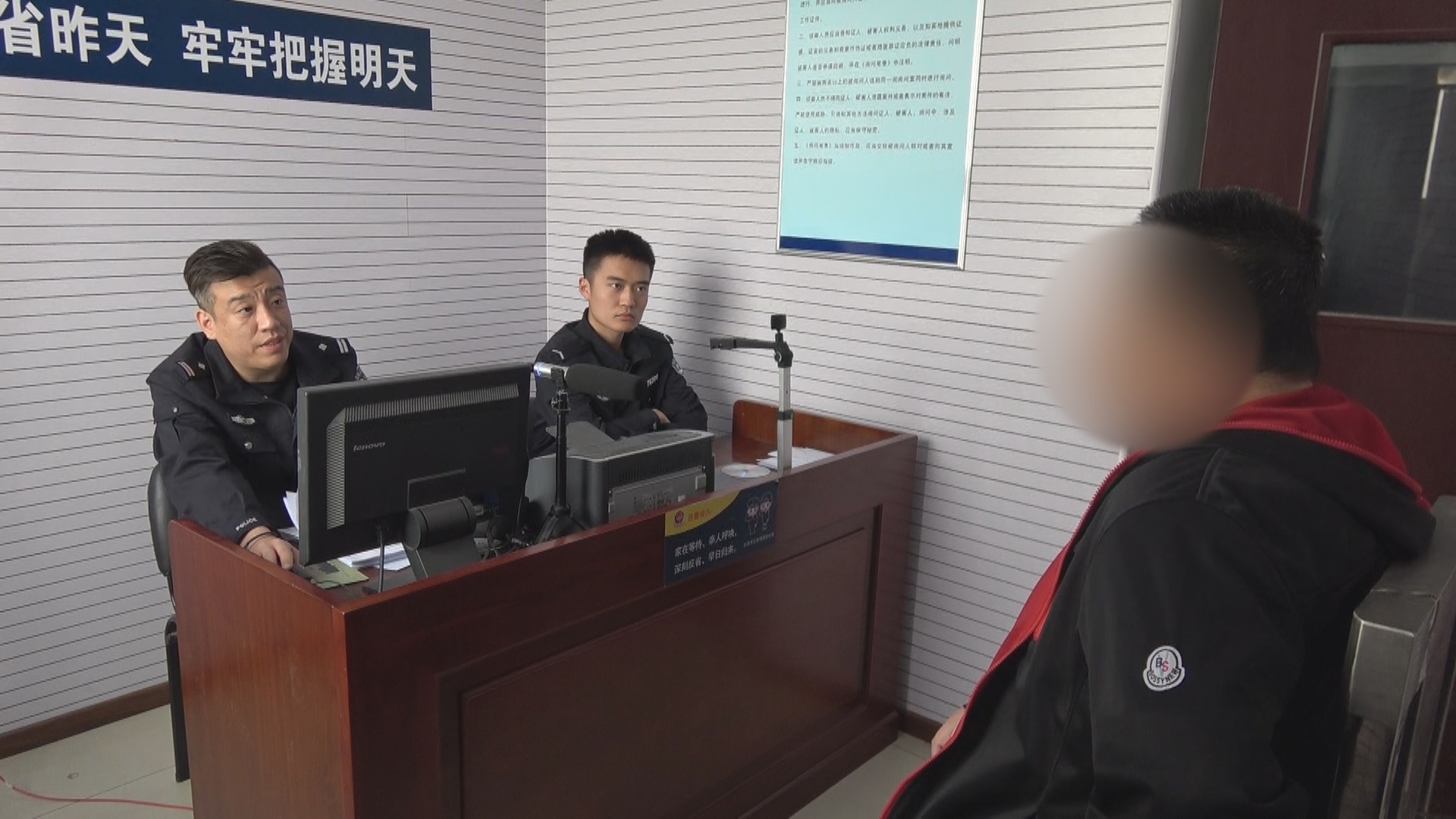 办案民警正在对高某进行审讯。来源:警方供图