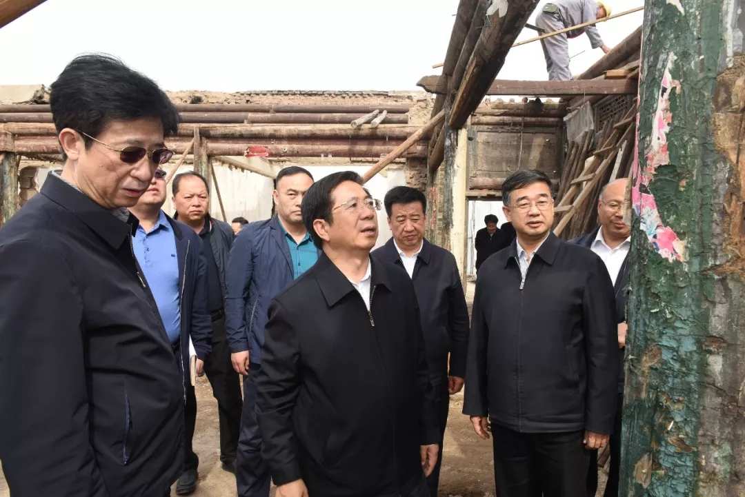 5月8日,山西省委常委、大同市委书记张吉福率相关部门负责人就古城保护修复工作进行现场调研。 大同日报 图