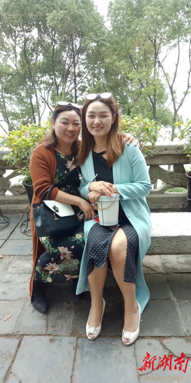 母女"姐妹"情 感恩,无私的母爱 致敬,伟大的母亲!