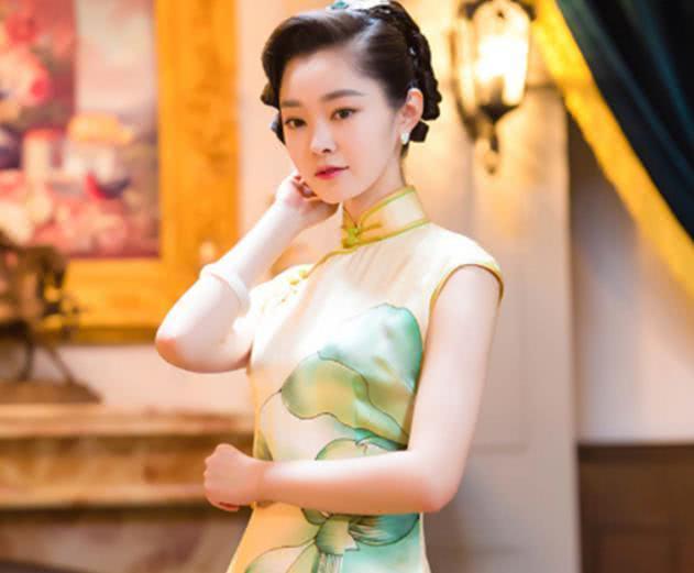 贾静雯高雅温柔,宋轶风情万种,而她让人目不转睛,穿旗袍的女星