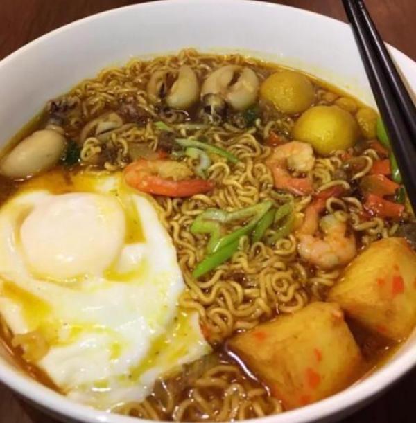 同样是煮泡面,中国男生vs日本男生,没有对比就没有伤害