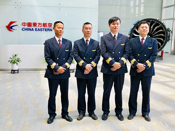 中国东方航空公司参与北京大兴国际机场试飞机组的合影。澎湃新闻记者 赵昀 图