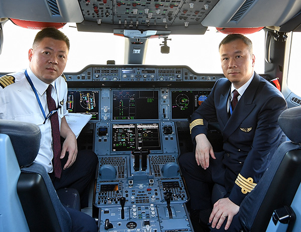 　正在准备试飞的东航大兴国际机场首飞机长，空客A350大队长侯丹东、A350机型师吴琨。澎湃新闻记者 赵昀 图